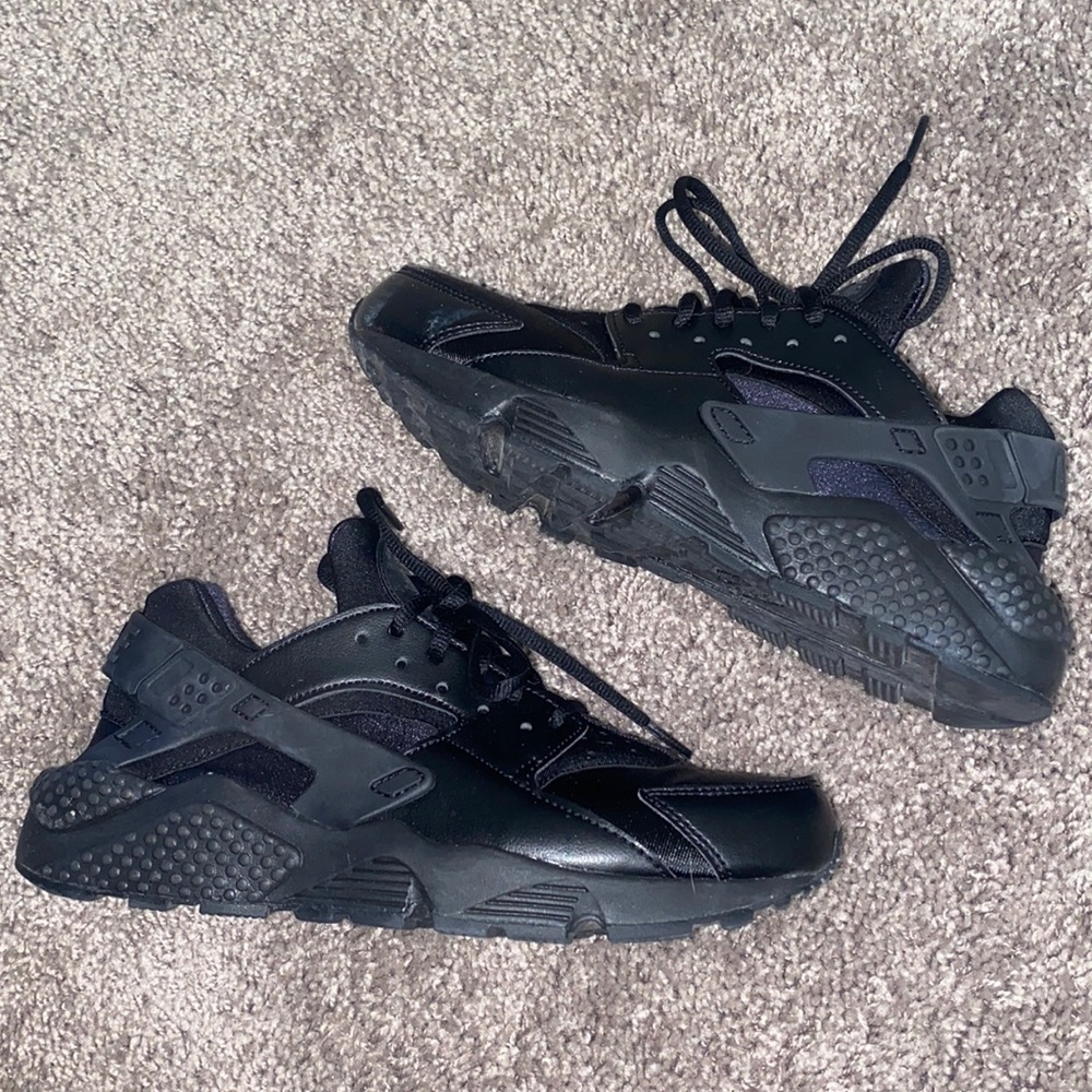 Black Nike huraches
